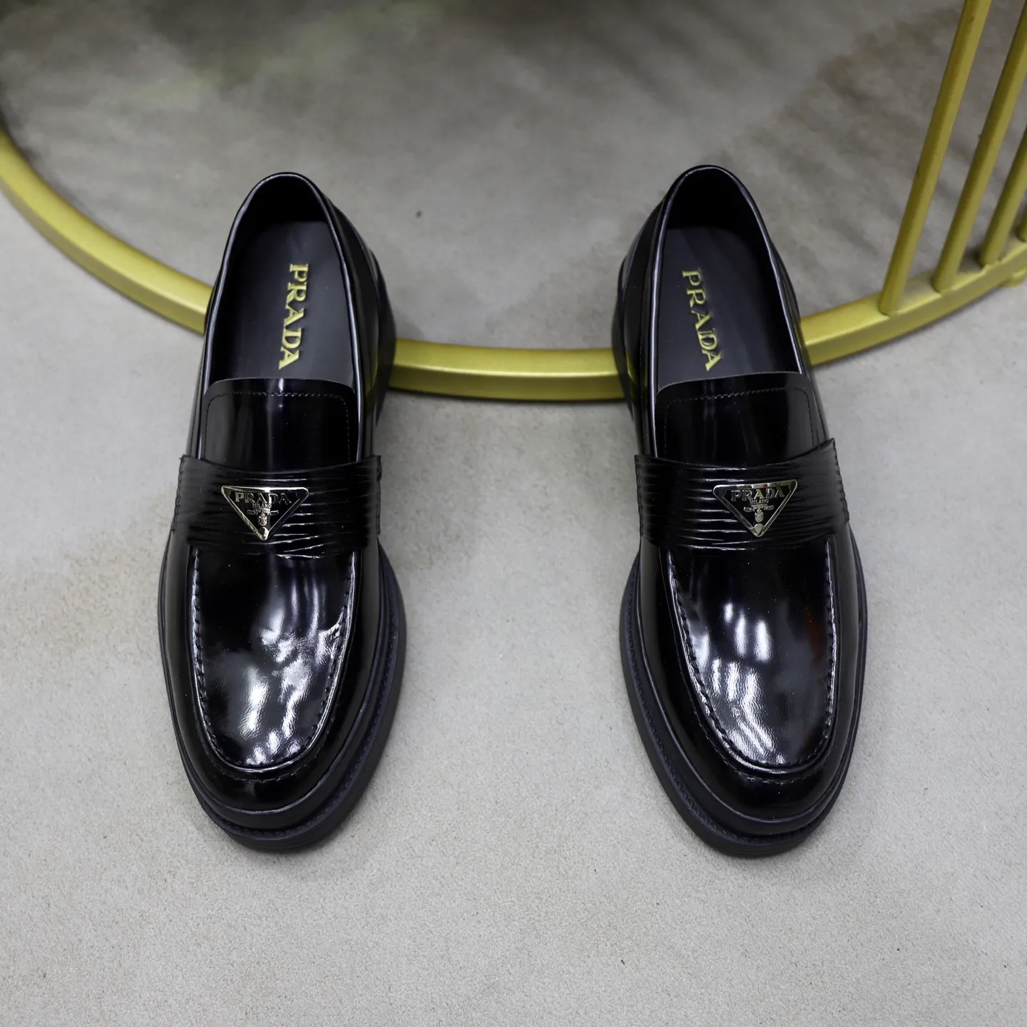 Men's shoes: 540💰🙅‍♂️🙅‍♂️🙅‍♂️ Brand: PRADA Standard code: Men's code 38-44 (45 can be customized) Grade: Same style as the official website Original order quality Material: Original cowhide surface Comfortable sheepskin lining Original outsole Style category: Men's fashionable casual leather shoes Distinguished big-name luxury elements Top luxury Color: actual picture color